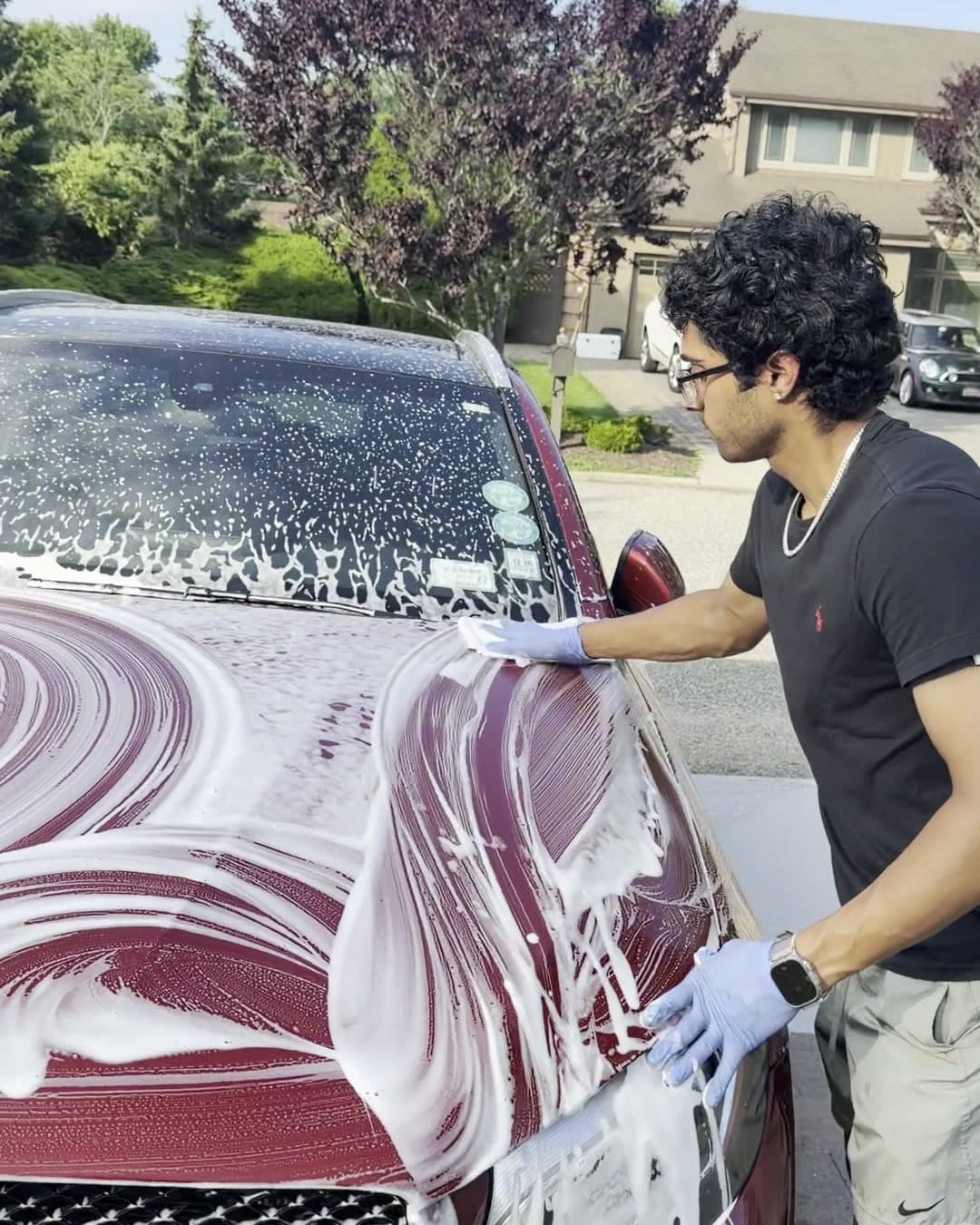Stej foam-mitt washing a Mercedes GLC